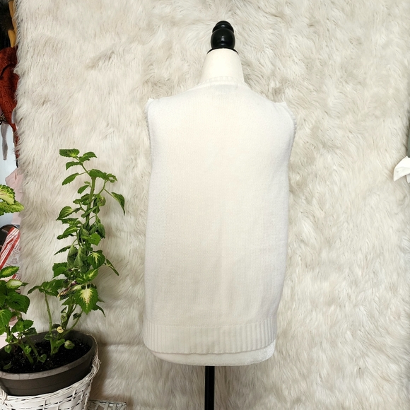 1970s white vest with embroidered flowers - Picture 3 of 9